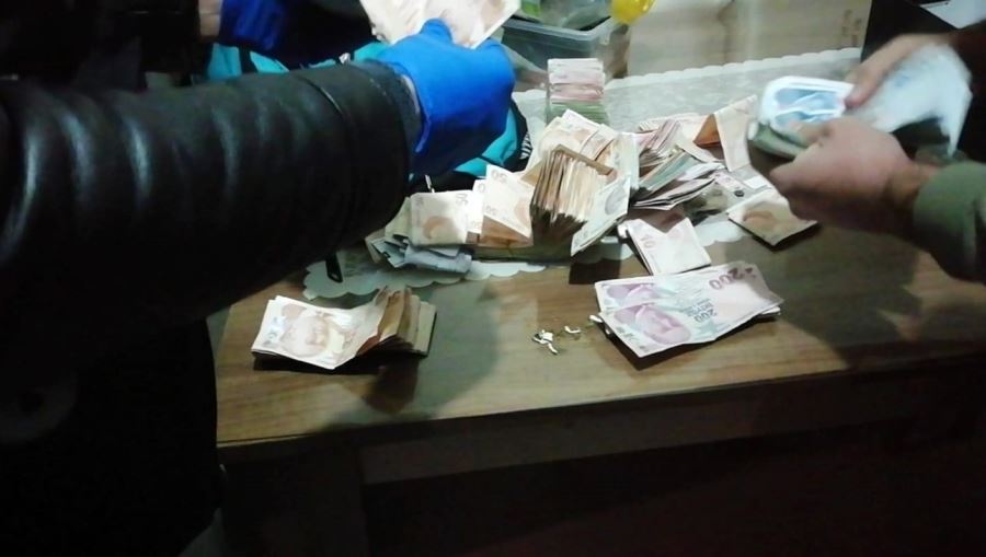 İki torbacının evinden 104 bin lira para çıktı  