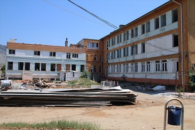 Eski hastane binası yıkılıyor