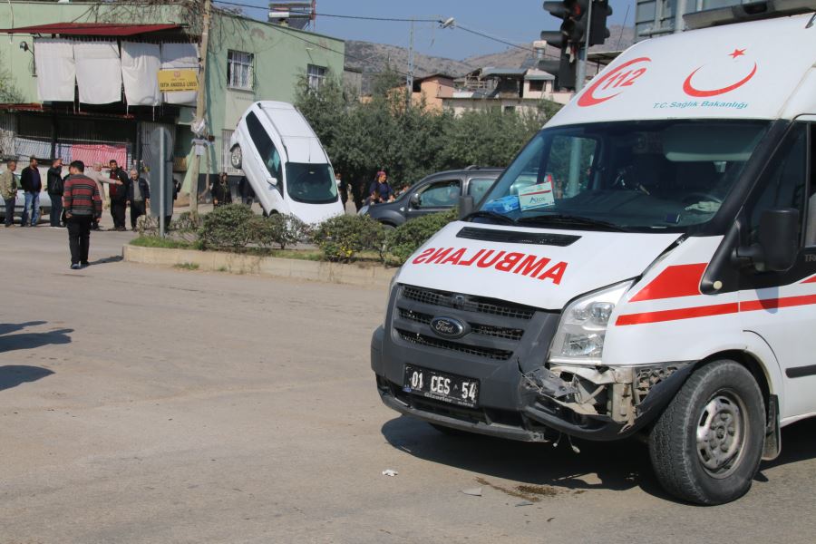 Ambulans kamyonete çarptı: 1 yaralı