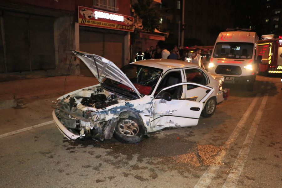 İki otomobilin çarpıştığı kazada yaralılardan bir kadın hastanede öldü