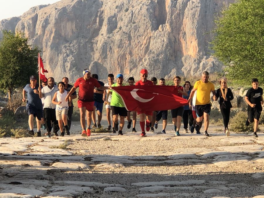 Şehitler anısına Anavarza Kalesi etrafından Türk Bayrakları ile koştular