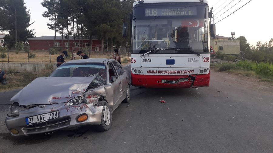Belediye otobüsü ile otomobil çarpıştı: 2 yaralı