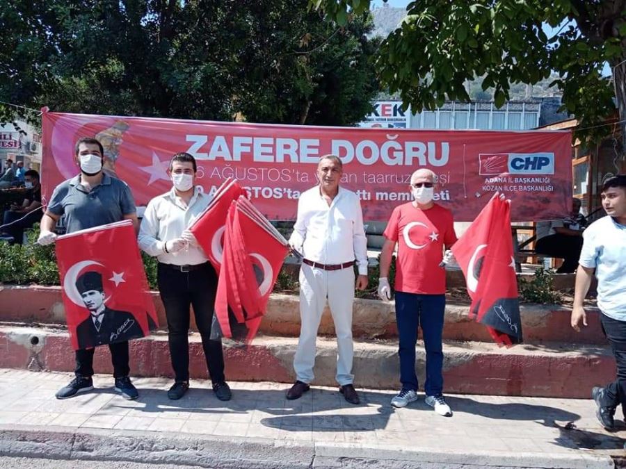 CHP’liler 30 Ağustos Zafer Bayramı’nı Türk bayrağı dağıtarak kutluyor