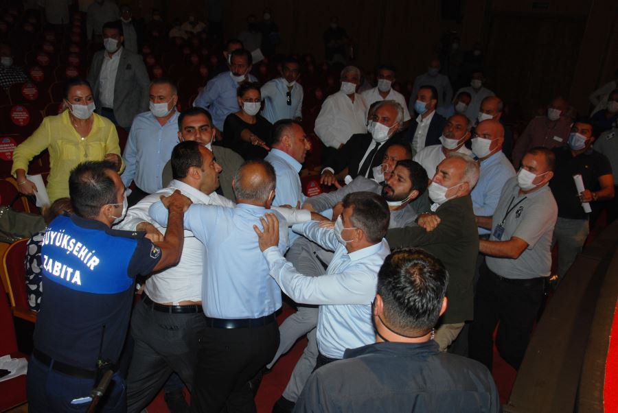 Adana Büyükşehir Belediye Meclisinde kavga