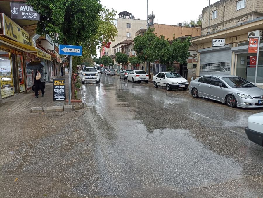 Kozan’da sağanak yağış etkili oldu