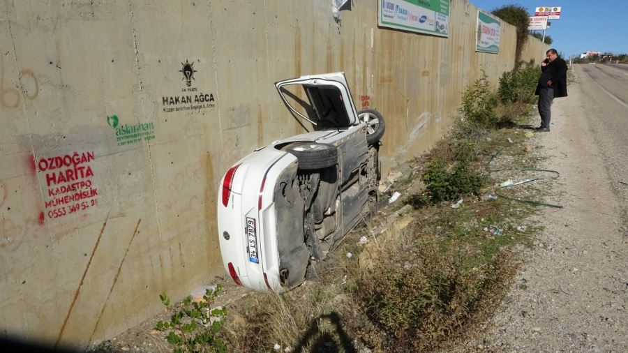Kozan’da istinat duvarına çarpan araç yan yattı