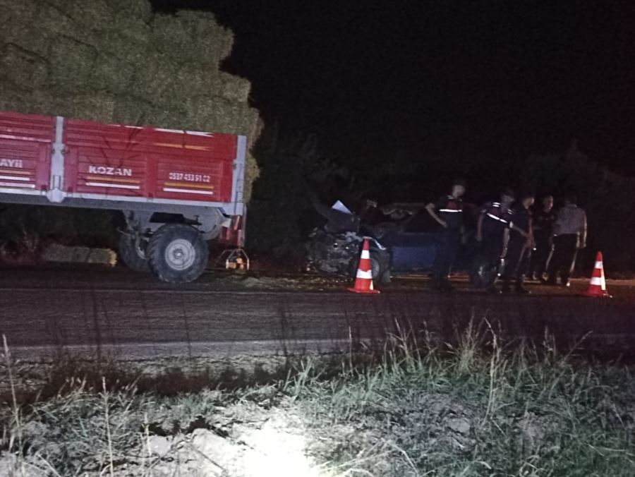 Otomobil saman yüklü traktöre arkadan çarptı, 1 kişi öldü 2 çocuk yaralandı