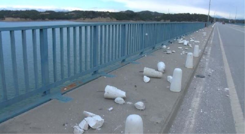 Trafik güvenliği için köprüye yerleştirilen dubalar parçalandı