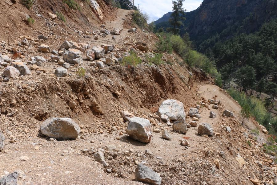 4 öğretmenin öldüğü yolda kaya tehlikesi sürüyor