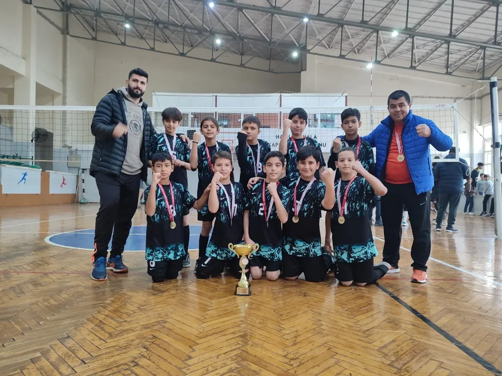 İsmet İnönü Ortaokulu Küçük Erkek Voleybol Takımı Adana İl Şampiyonu!