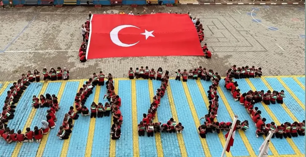 O OKULUN ÖĞRENCİLERİ GAZZE İÇİN TOPLANDI! DEV TÜRK BAYRAĞI AÇIP BEDENLERİYLE 