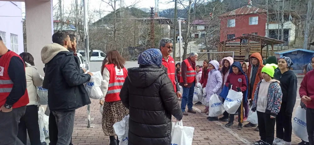 FEKE VE SAİMBEYLİ’DE ÖĞRENCİLERE KIYAFET YARDIMI