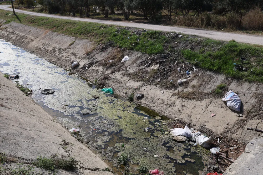 KANALDA KLOZET VE KOLTUK BİLE VAR, KÖTÜ KOKU MAHALLEYİ SARDI