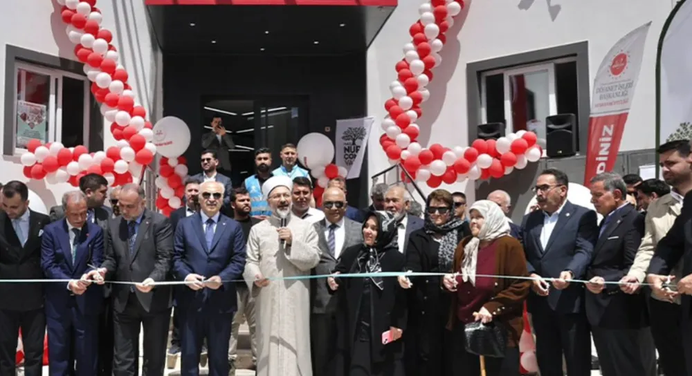 CAMİ AÇILIŞINDA PROTOKOLDEYDİ... GERİ DÖNÜŞ SİNYALİ Mİ?