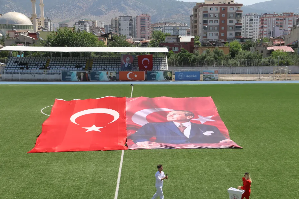 GENÇLER ATA’SINI COŞKUYLA ANDI