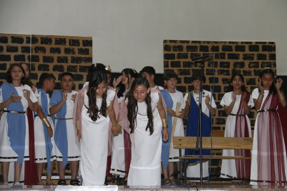 ÖĞRENCİLERDEN İNGİLİZCE TİYATRO GÖSTERİSİ