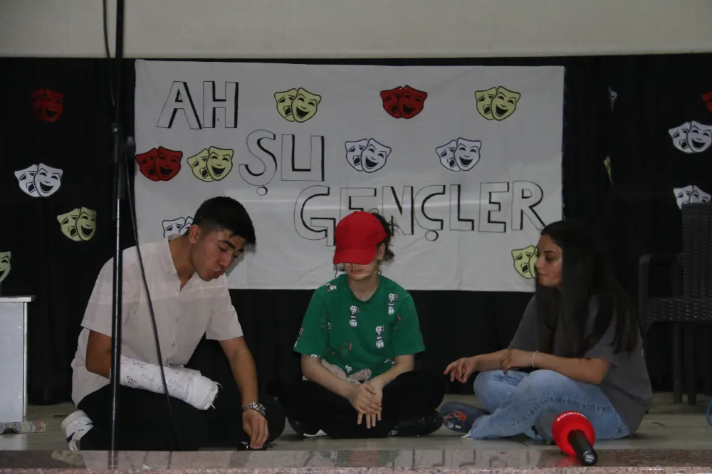 Kozan Anadolu Lisesi Öğrencilerinden “Ah Şu Gençler” Tiyatro Oyunu