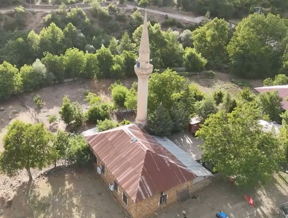 5 ASIRLIK CAMİ ZAMANA DİRENİYOR!