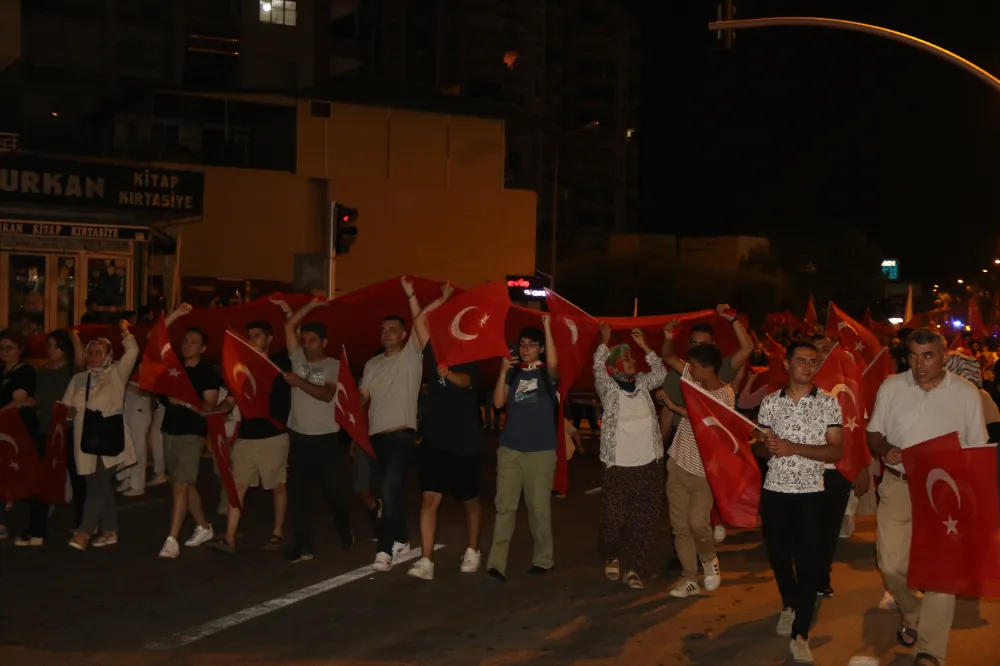 BAYRAKLAR ELDE, GÖNÜLLER BİR