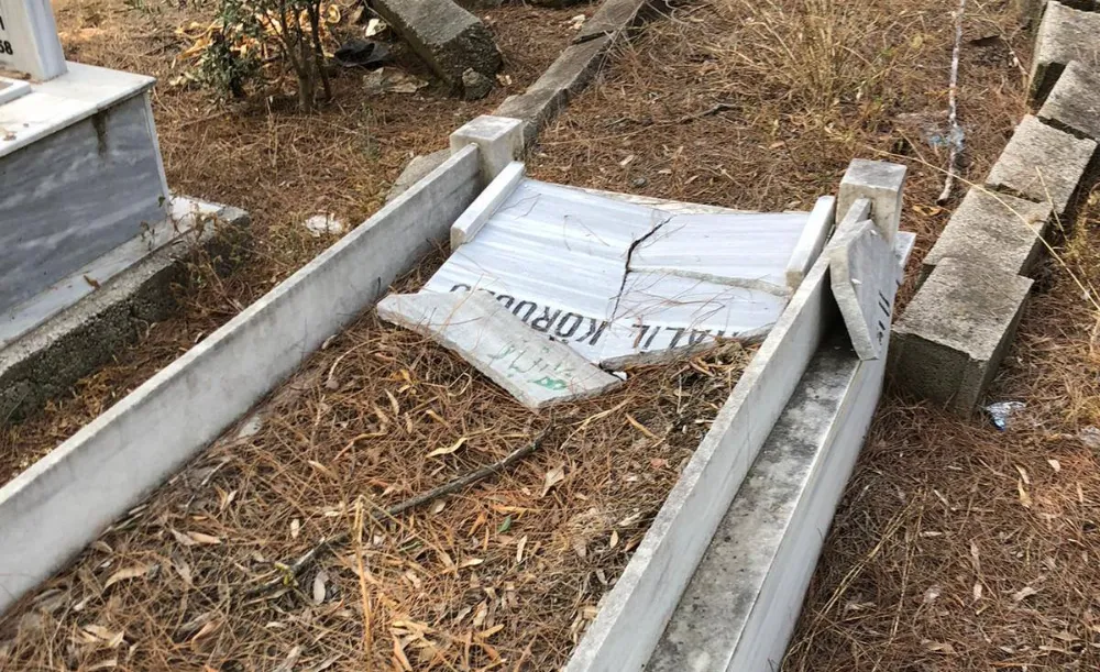 KOZAN’DA MEZARLIKTA VAHŞET!