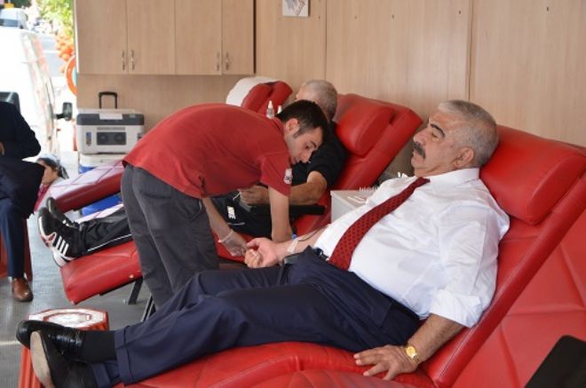 Başkan Öztürk kan bağışında bulundu